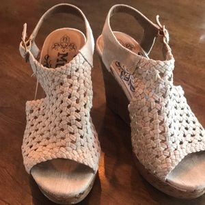 Crocheted cute tan Mudd sandals